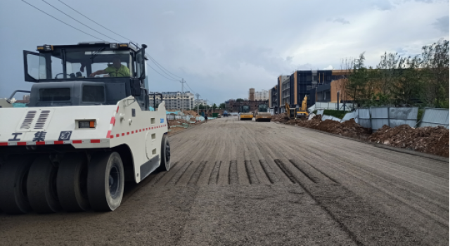 朱家、菜園、三里社區(qū)配套道路提升改造工程西一路水泥穩(wěn)定碎石攤鋪完成