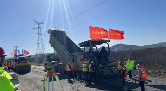 濟廣高速濟菏改擴建一標段左幅首段水泥穩(wěn)定碎石底基層啟動