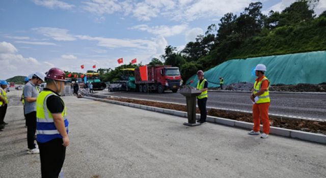 東泰咨詢欽州北過(guò)境線公路項(xiàng)目瀝青下面層試驗(yàn)段順利攤鋪