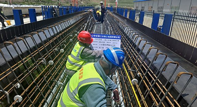 川藏公路G318線提質改造工程戛日松多至左貢縣段（東達山越嶺）、左貢過境段項目首件20m預制箱梁順利預制完成