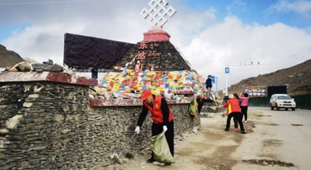 缺氧不缺精神，東泰人把黨旗插在雪域高原