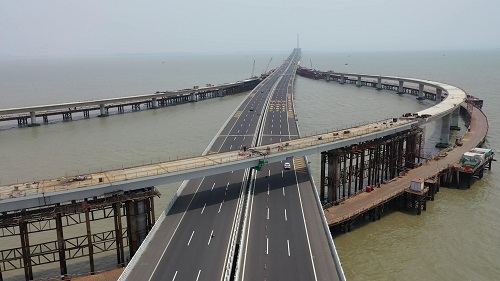 建設(shè)中的青島海灣大橋（?。?jpg